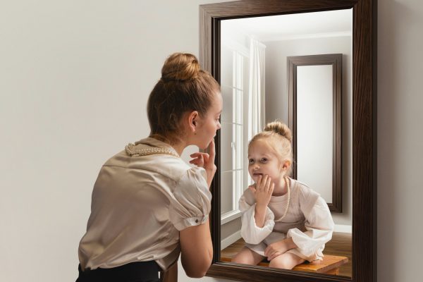 Inneres Kind – Erwachsene Frau sieht Kind im Spiegel, Hypnose Melanie Kolkhorst Lübbecke für Heilung und Selbstannahme