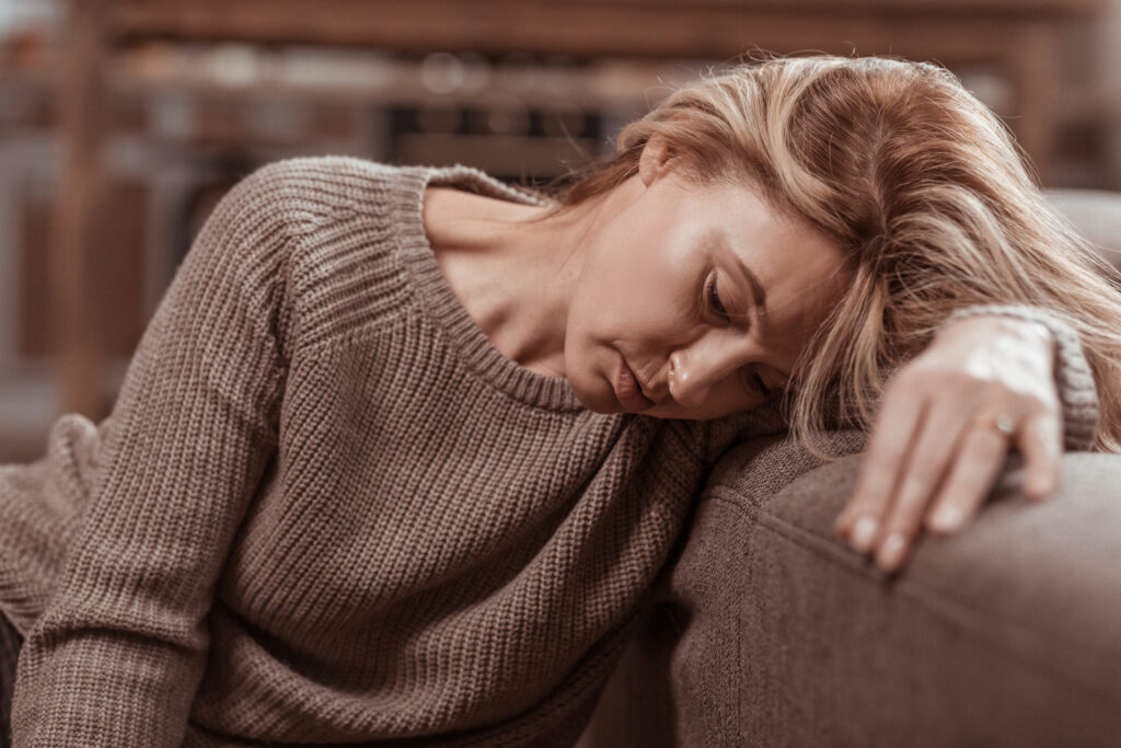 Erschöpfung – Frau wirkt müde, Hypnose Melanie Kolkhorst Lübbecke für Balance, Energie und innere Ruhe